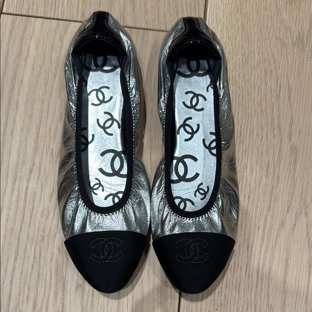 Authentic Rare Chanel Silver and Black Women's Ballet Flats - size 38